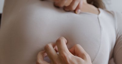 Alergia pokarmowa na skórze: objawy i leczenie